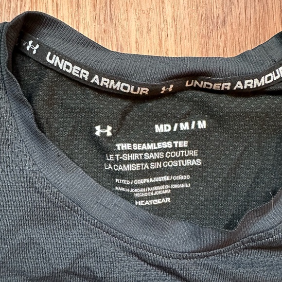 Black Under Armour Seamless Tee - Picture 2 of 2